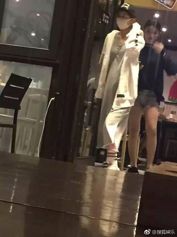 Triệu Lệ Dĩnh lùm lùm bụng bầu, tiếp tục bị bắt gặp xuất hiện bên Đường Tăng Phùng Thiệu Phong?