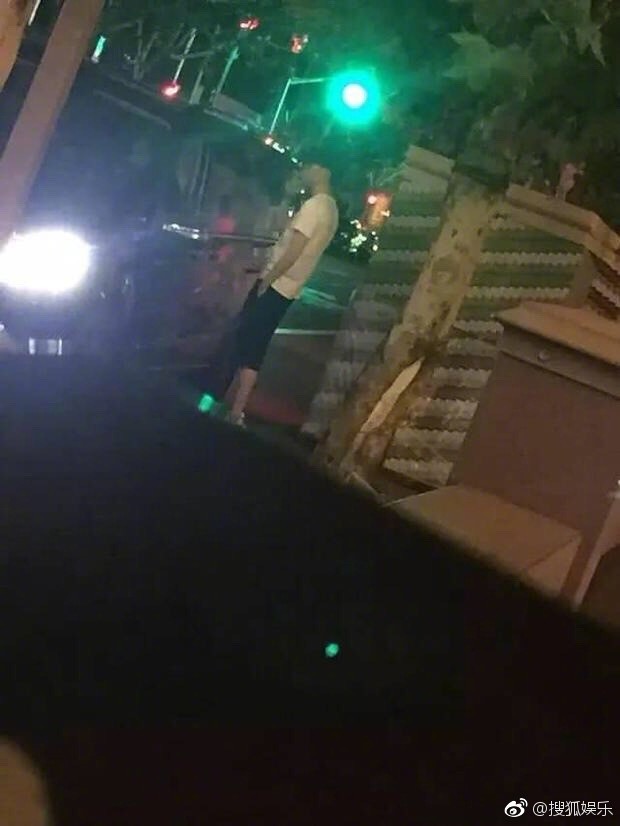 Triệu Lệ Dĩnh lùm lùm bụng bầu, tiếp tục bị bắt gặp xuất hiện bên Đường Tăng Phùng Thiệu Phong?