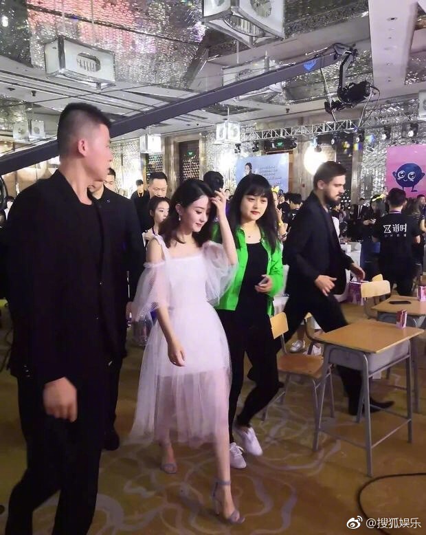 Triệu Lệ Dĩnh lùm lùm bụng bầu, tiếp tục bị bắt gặp xuất hiện bên Đường Tăng Phùng Thiệu Phong?