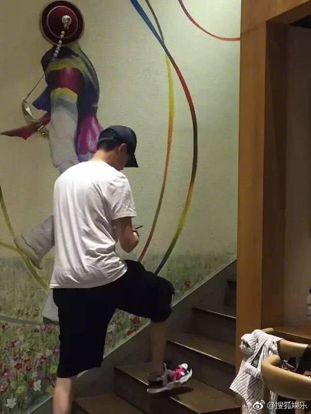 Triệu Lệ Dĩnh lùm lùm bụng bầu, tiếp tục bị bắt gặp xuất hiện bên Đường Tăng Phùng Thiệu Phong?