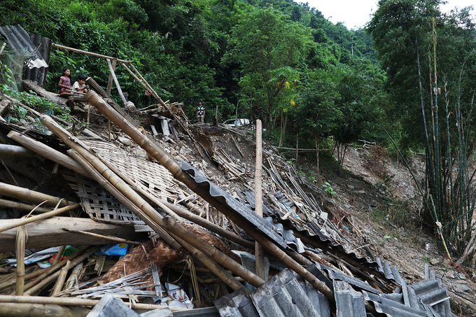 Thuỷ điện xả lũ làm trôi nhà, dân phải ở tạm lều lán