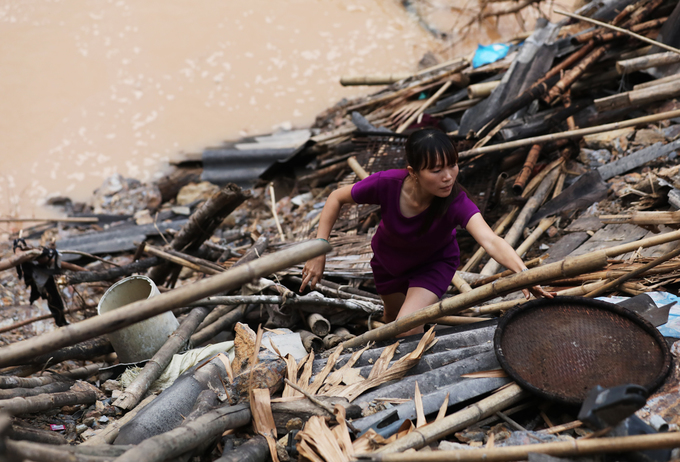 Thuỷ điện xả lũ làm trôi nhà, dân phải ở tạm lều lán