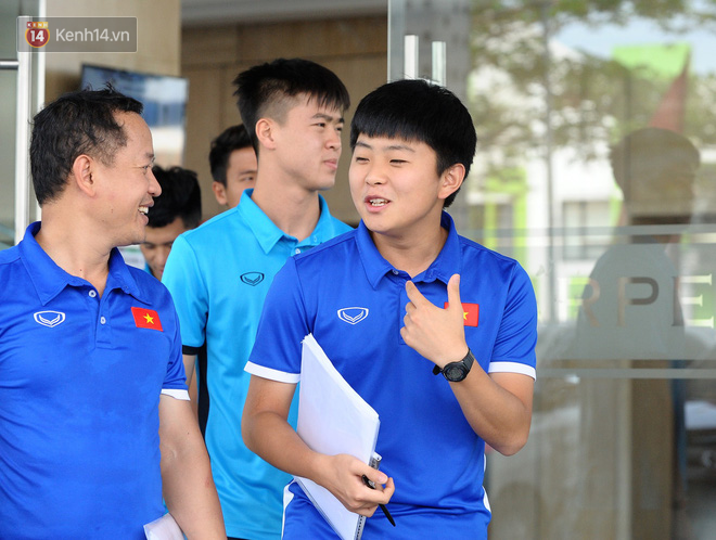 Chàng trợ lý tiếng Anh có gương mặt bầu bĩnh luôn theo sát HLV Park Hang Seo và Olympic Việt Nam là ai?