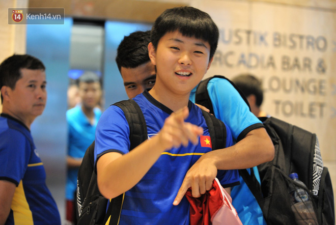 Chàng trợ lý tiếng Anh có gương mặt bầu bĩnh luôn theo sát HLV Park Hang Seo và Olympic Việt Nam là ai?