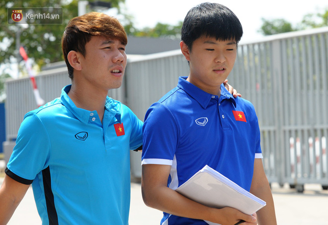 Chàng trợ lý tiếng Anh có gương mặt bầu bĩnh luôn theo sát HLV Park Hang Seo và Olympic Việt Nam là ai?