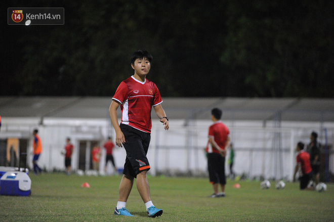 Chàng trợ lý tiếng Anh có gương mặt bầu bĩnh luôn theo sát HLV Park Hang Seo và Olympic Việt Nam là ai?