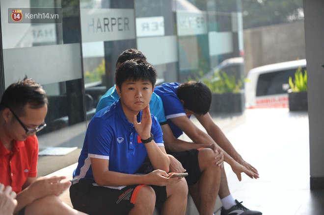 Chàng trợ lý tiếng Anh có gương mặt bầu bĩnh luôn theo sát HLV Park Hang Seo và Olympic Việt Nam là ai?