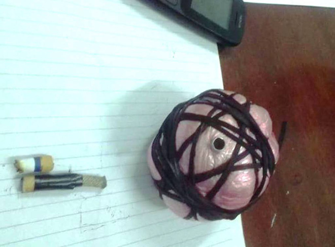 Nam thanh niên báo phát hiện gầm ô tô bị cài vật lạ đang cháy, nghi có gắn thuốc nổ