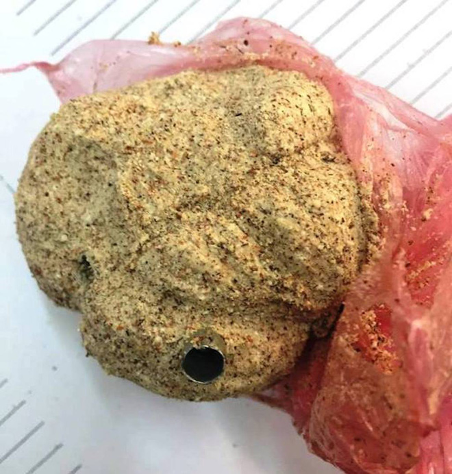 Nam thanh niên báo phát hiện gầm ô tô bị cài vật lạ đang cháy, nghi có gắn thuốc nổ