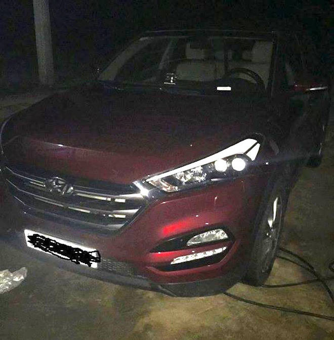 Nam thanh niên báo phát hiện gầm ô tô bị cài vật lạ đang cháy, nghi có gắn thuốc nổ