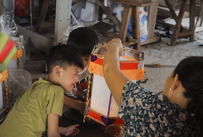 Ảnh: Gặp người chế tạo đèn kéo quân kỷ lục Việt Nam