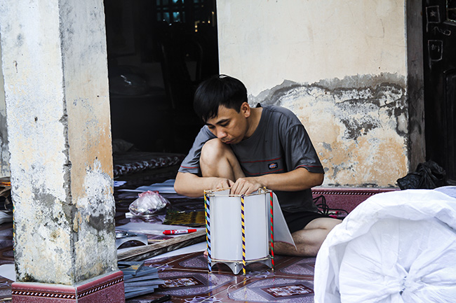 Ảnh: Gặp người chế tạo đèn kéo quân kỷ lục Việt Nam