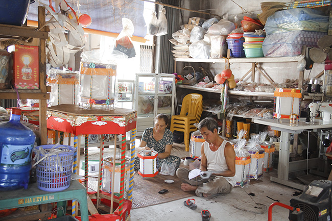 Ảnh: Gặp người chế tạo đèn kéo quân kỷ lục Việt Nam