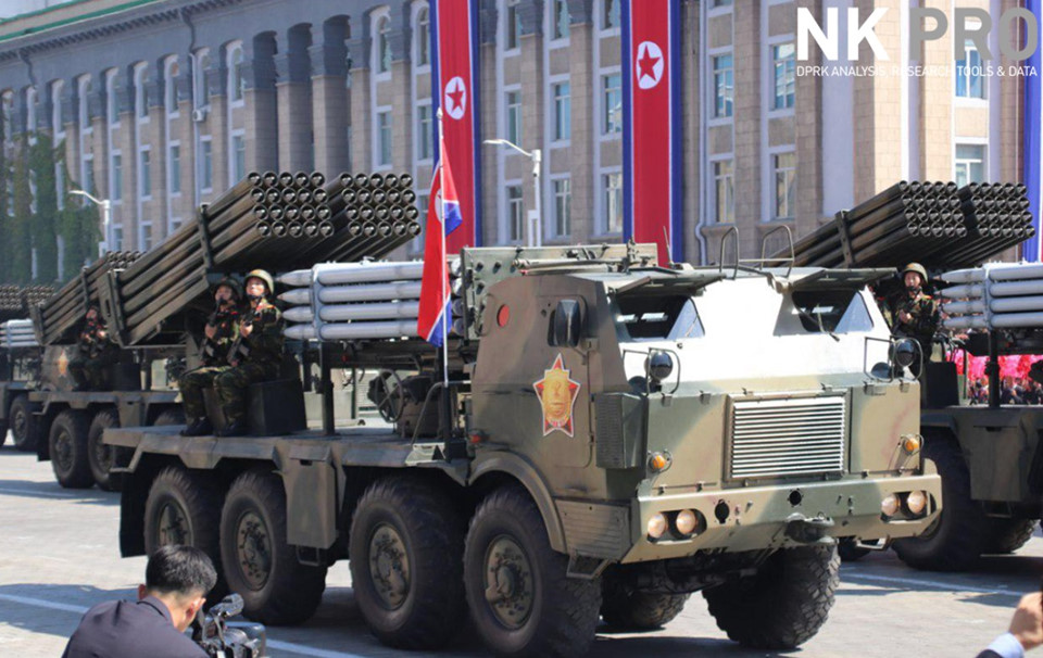 Xe tăng và các vũ khí mặt đất trong diễu binh ở Triều Tiên