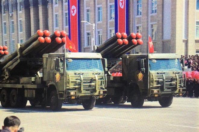 Xe tăng và các vũ khí mặt đất trong diễu binh ở Triều Tiên