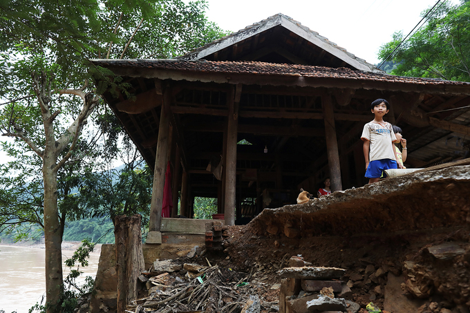 Thuỷ điện xả lũ cuốn trôi hàng chục ngôi nhà