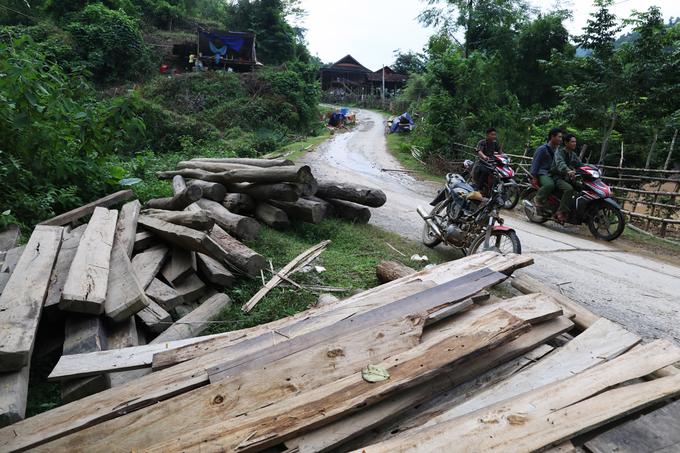Thuỷ điện xả lũ cuốn trôi hàng chục ngôi nhà