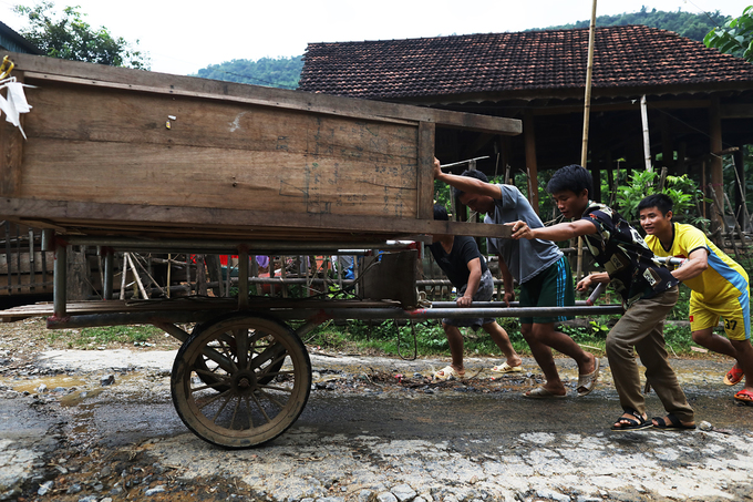 Thuỷ điện xả lũ cuốn trôi hàng chục ngôi nhà