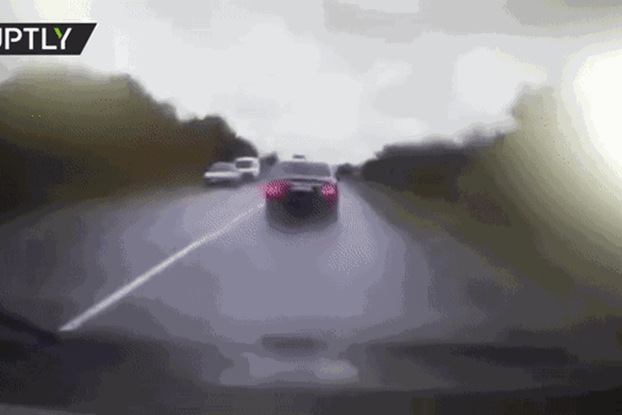 Kinh hoàng khoảnh khắc xe tải vượt ẩu tông xe tổng thống Moldova lật úp