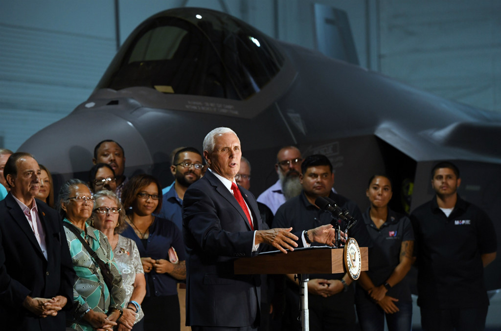 TT Trump chìm trong khủng hoảng, Phó TT Pence đợi chờ trong bóng tối