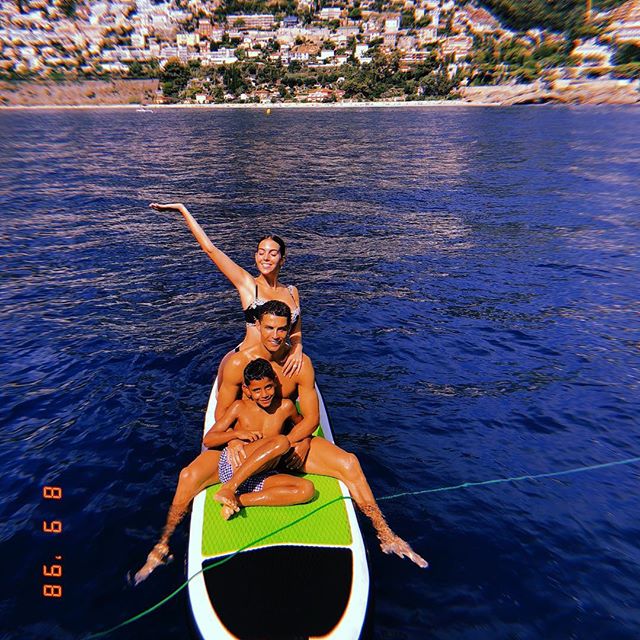 Vợ hờ của CR7 liên tục mặc bikini bé xíu, cạnh tranh độ gợi cảm với Irina Shayk