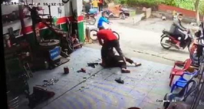 Đến quán karaoke hỏi ở đây có gái không, người đàn ông bị chủ quán cùng nhân viên tát vào mặt, cầm điếu cày đánh tử vong