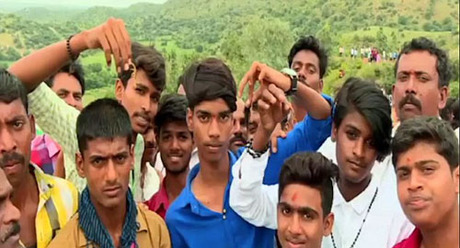 Lễ hội cho bò cạp có độc bò lên cơ thể người