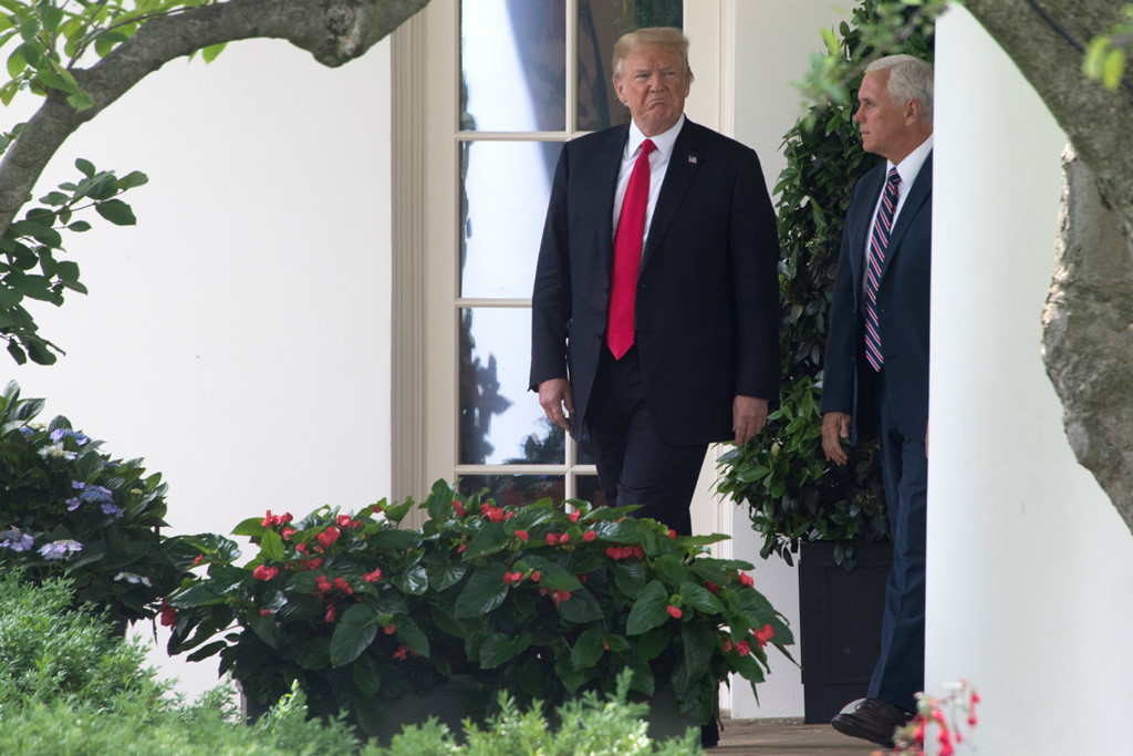 TT Trump chìm trong khủng hoảng, Phó TT Pence đợi chờ trong bóng tối