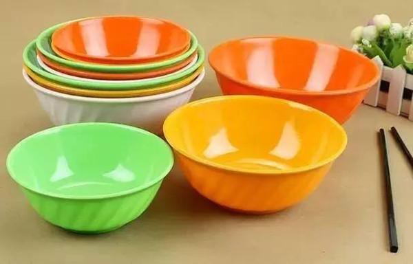 Bé 1 tuổi bị bệnh bạch cầu, mẹ bất ngờ vì chiếc bát ăn cơm lại là nguyên nhân