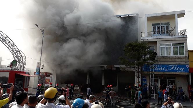 Cháy lớn quán bar ở trung tâm Đà Nẵng, khói đen bốc kín trời