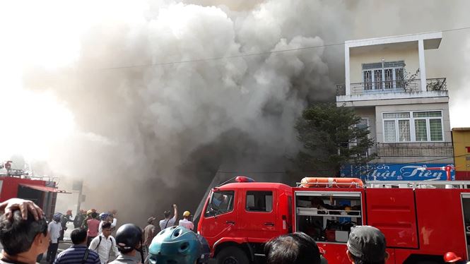 Cháy lớn quán bar ở trung tâm Đà Nẵng, khói đen bốc kín trời