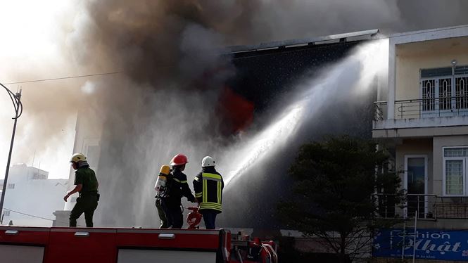 Cháy lớn quán bar ở trung tâm Đà Nẵng, khói đen bốc kín trời