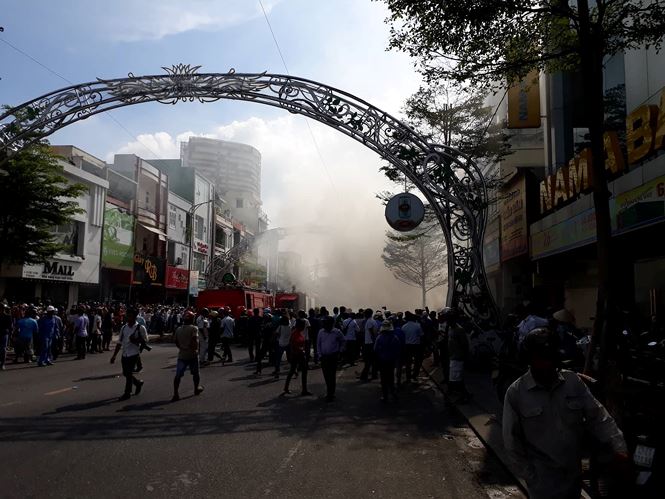 Cháy lớn quán bar ở trung tâm Đà Nẵng, khói đen bốc kín trời