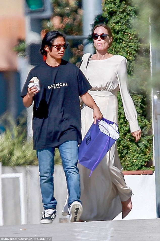 Angelina Jolie lộ thân hình gầy gò khi dạo phố cùng con trai nuôi gốc Việt Pax Thiên