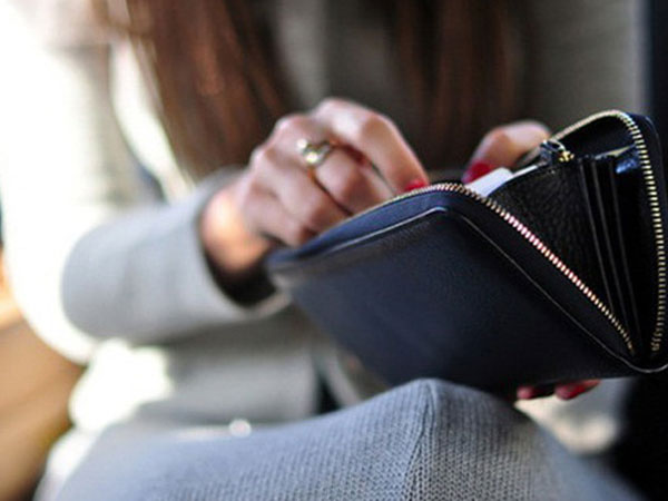 Ấm ức kể khổ vì đưa hết lương cho vợ, lúc cần tiền phải ngửa tay như ăn xin, chồng trẻ khiến MXH dậy sóng