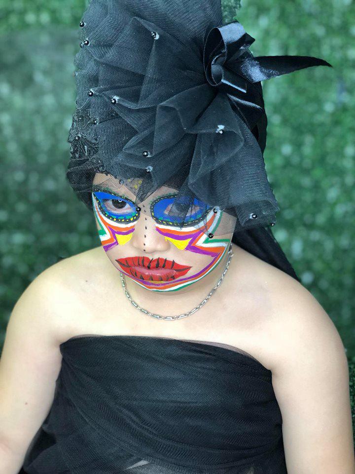 Có mẹ là thợ make-up, bé trai tưởng sẽ đẹp như soái ca ai ngờ khóc thét khi soi gương