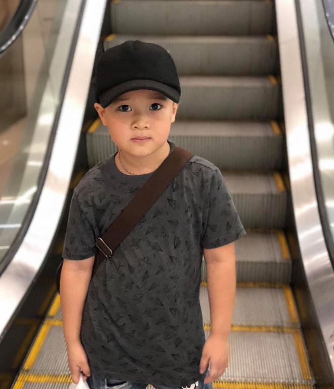 Có mẹ là thợ make-up, bé trai tưởng sẽ đẹp như soái ca ai ngờ khóc thét khi soi gương