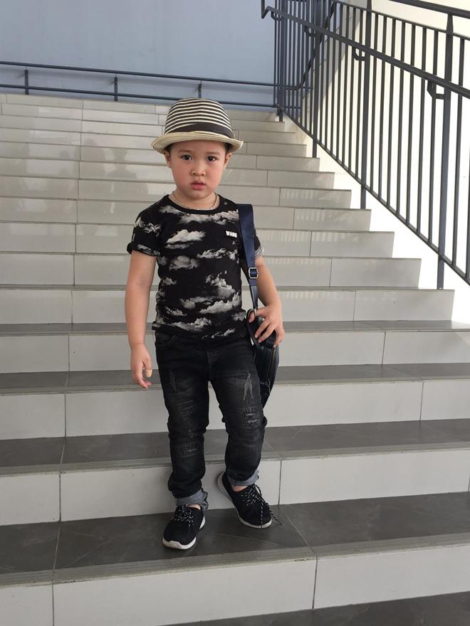 Có mẹ là thợ make-up, bé trai tưởng sẽ đẹp như soái ca ai ngờ khóc thét khi soi gương