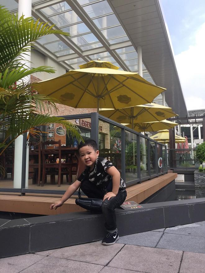 Có mẹ là thợ make-up, bé trai tưởng sẽ đẹp như soái ca ai ngờ khóc thét khi soi gương