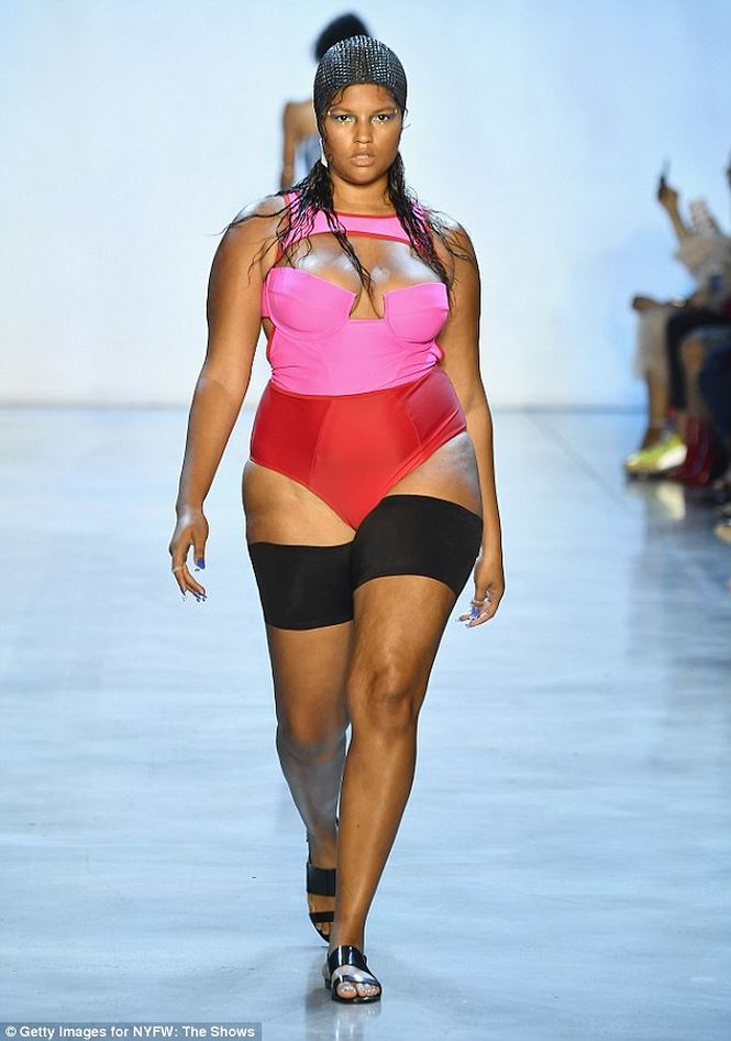 Người mẫu béo bất ngờ phanh áo khoe ngực trên sàn diễn