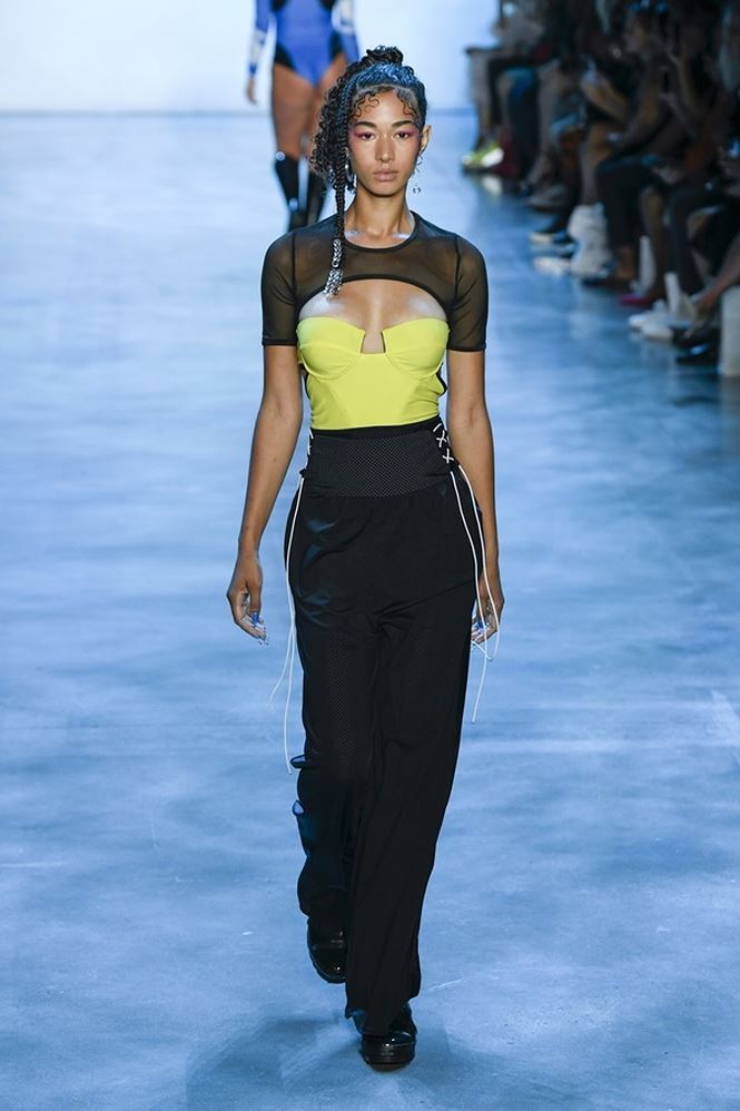 Người mẫu béo bất ngờ phanh áo khoe ngực trên sàn diễn