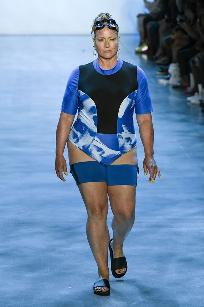 Người mẫu béo bất ngờ phanh áo khoe ngực trên sàn diễn