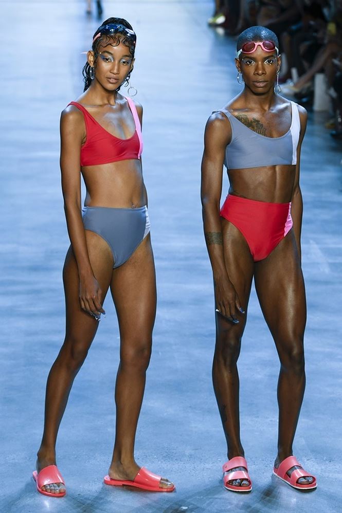 Người mẫu béo bất ngờ phanh áo khoe ngực trên sàn diễn