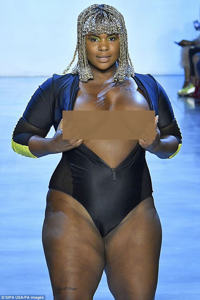 Người mẫu béo bất ngờ phanh áo khoe ngực trên sàn diễn