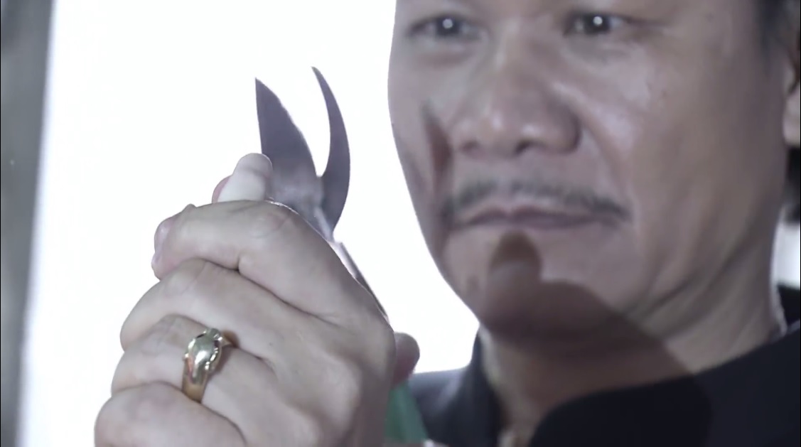 Phim Quỳnh Búp Bê tập 10: Vừa cùng nhau ân ái, lão Cấn vẫn tàn nhẫn cắt ngón tay con trai Quỳnh để dằn mặt