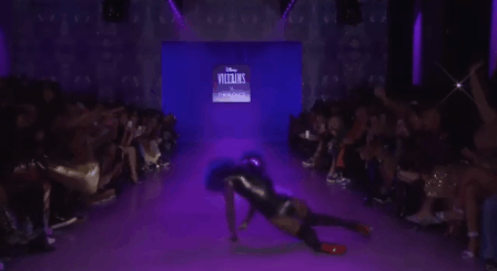 Người mẫu gây sốc với màn catwalk liên hoàn quẩy thót tim nhất New York Fashion Week