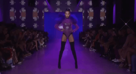 Người mẫu gây sốc với màn catwalk liên hoàn quẩy thót tim nhất New York Fashion Week