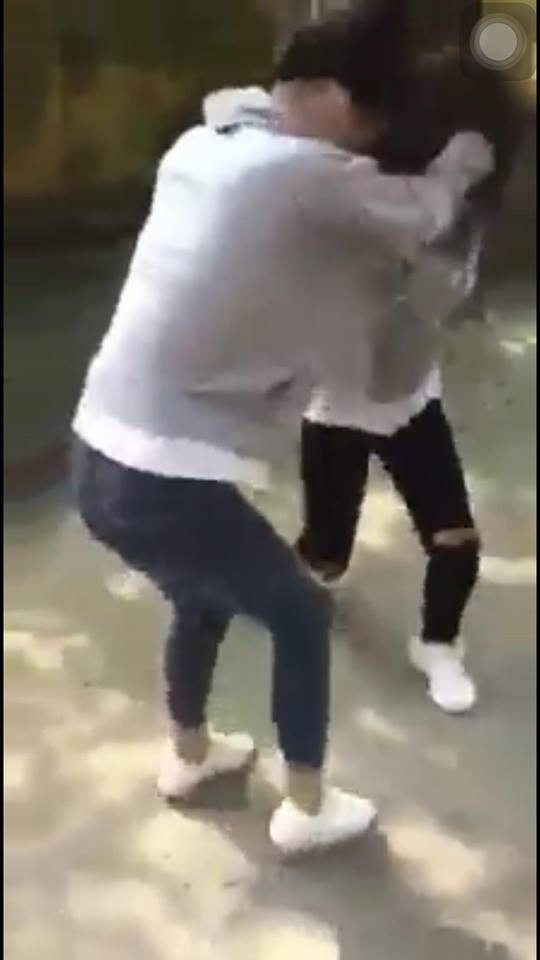 2 nữ sinh 14 tuổi ẩu đả vì một nam sinh, bạn bè đứng bên cổ vũ chờ kết quả?