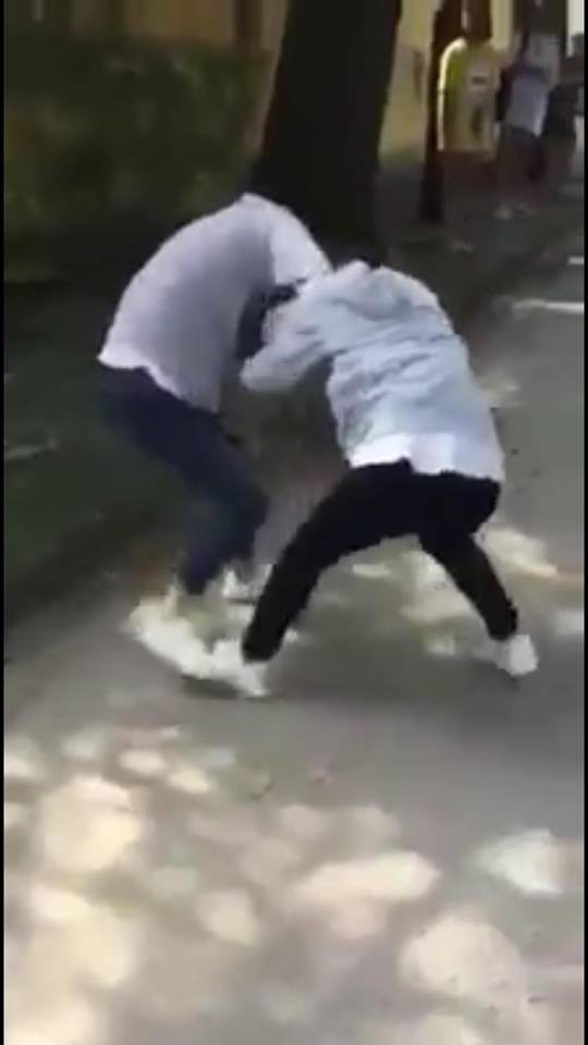 2 nữ sinh 14 tuổi ẩu đả vì một nam sinh, bạn bè đứng bên cổ vũ chờ kết quả?