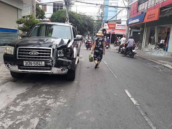 Tài xế nghi say xỉn điều khiển xế hộp tông vào ngân hàng ở Sài Gòn rồi lái xe tẩu thoát